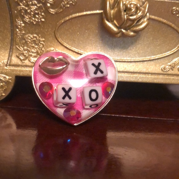 Betsey Johnson Heart ❤️ Shaped Ring with Lips 👄, Dice 🎲 and Rhinestones! - Picture 9 of 12